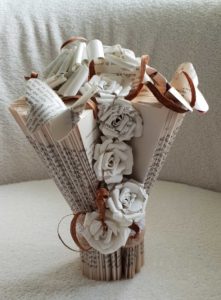Vase florale en pliage de livre avec des papillon